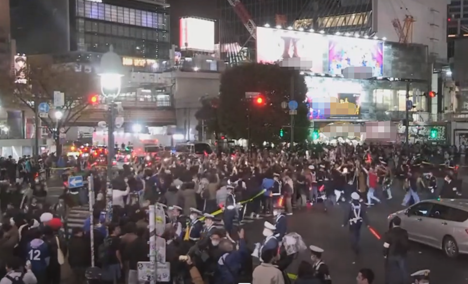 日本上万球迷街头狂欢庆祝世界杯首战胜利