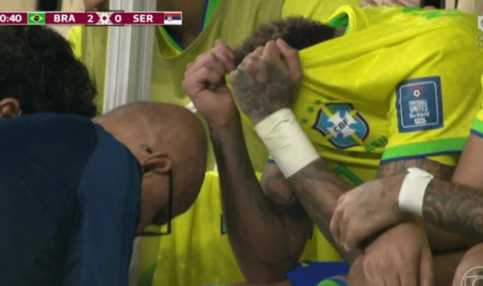 巴西世界杯首秀受伤_内马尔替补席上哭着接受治疗