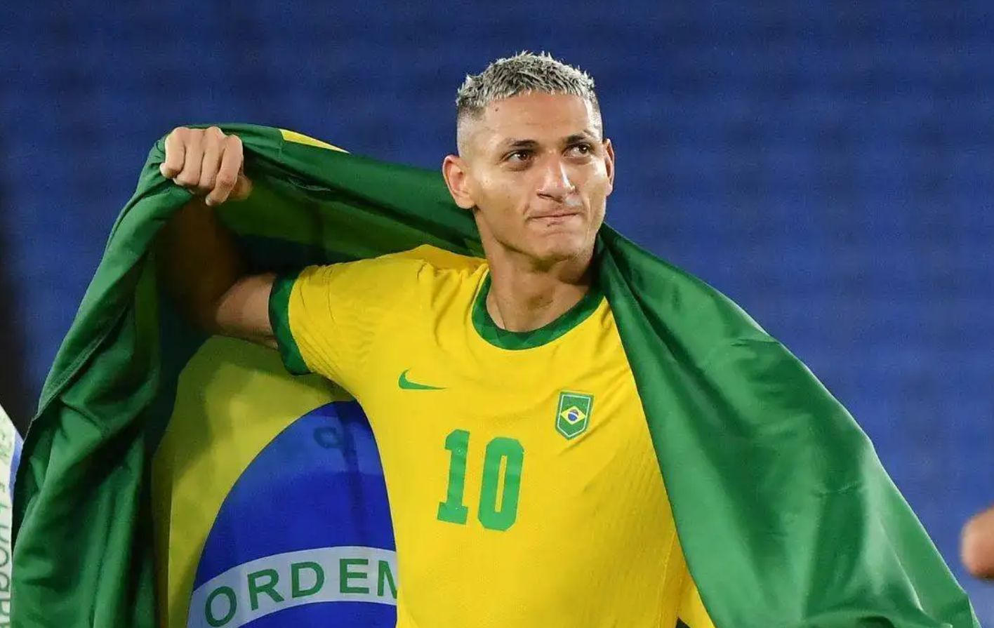 巴西目前仍然以内马尔为主要核心,巴黎10号球星在433/4231当中基本会